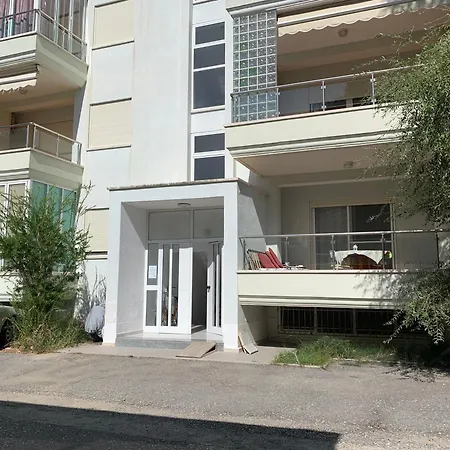 Marvi's Gated Area דירה